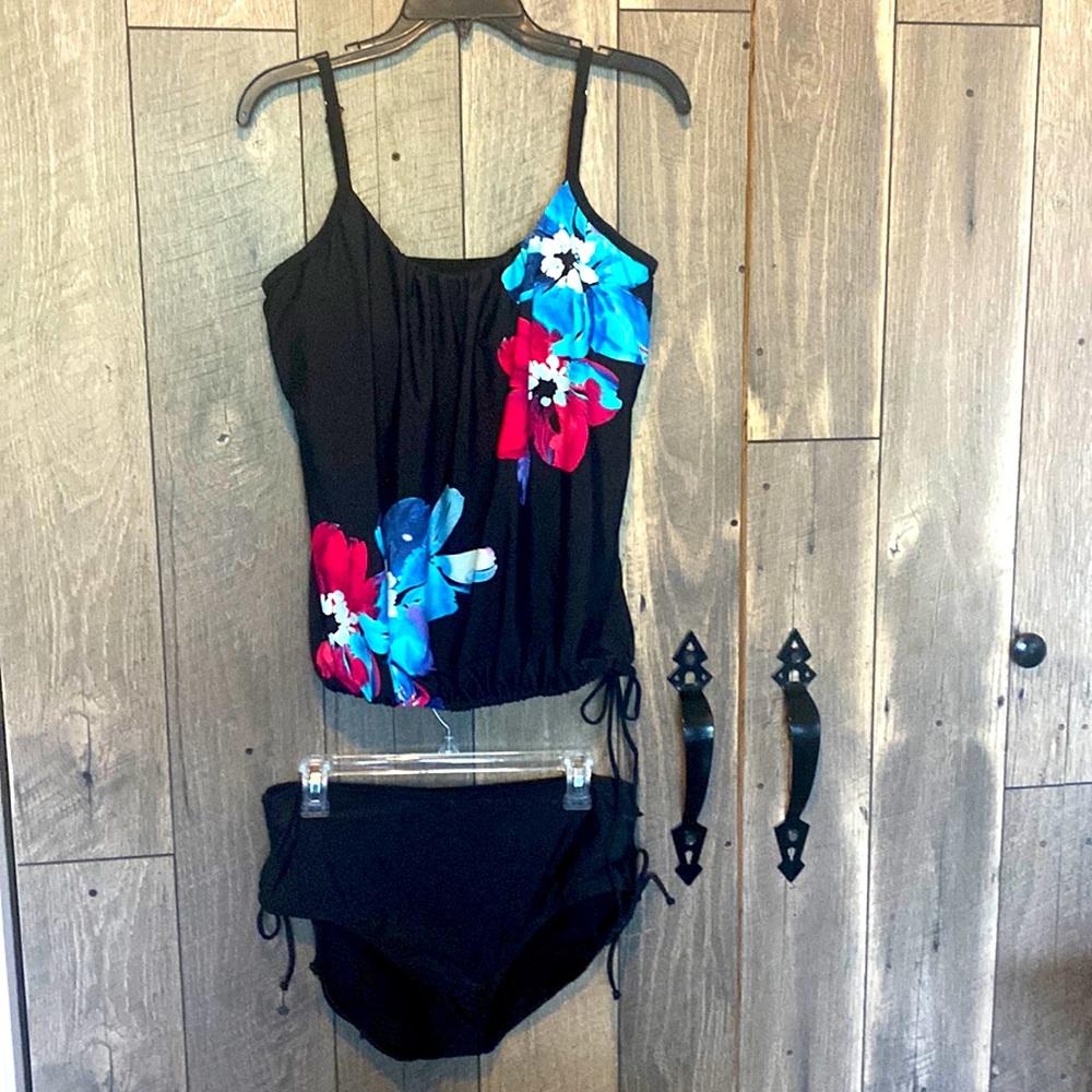 24 & Ocean 2 Piece Women’s Tankini Swimsuit. Floral Black. Size L.